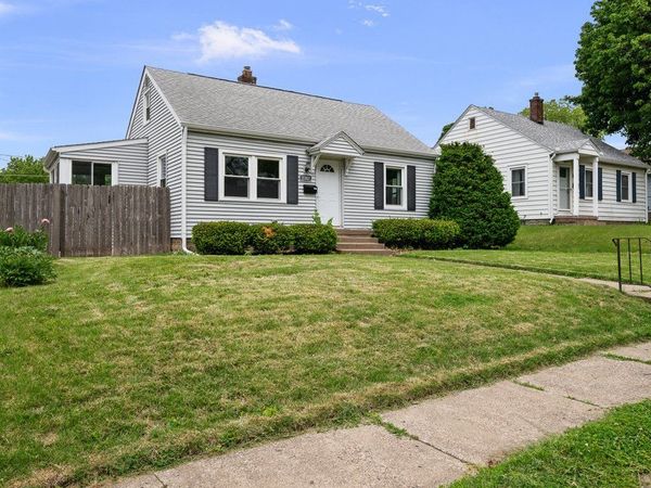 2302 N Howell Street , Davenport, IA 52804