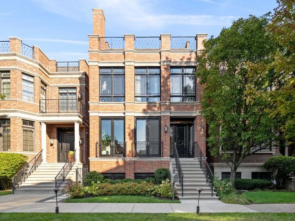 1634 W Surf Street , Chicago, IL 60657