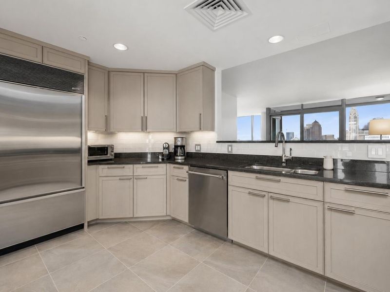 1 Miranova Place, Unit 1605, Columbus, OH 43215 Photo 8