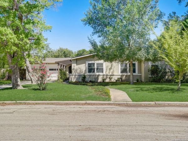 631 E Nottingham Dr, San Antonio, TX 78209