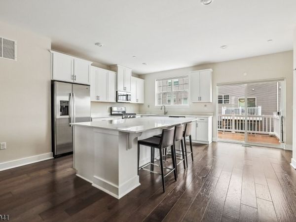 3 Coogan Ct, Morris Plains, NJ 07950