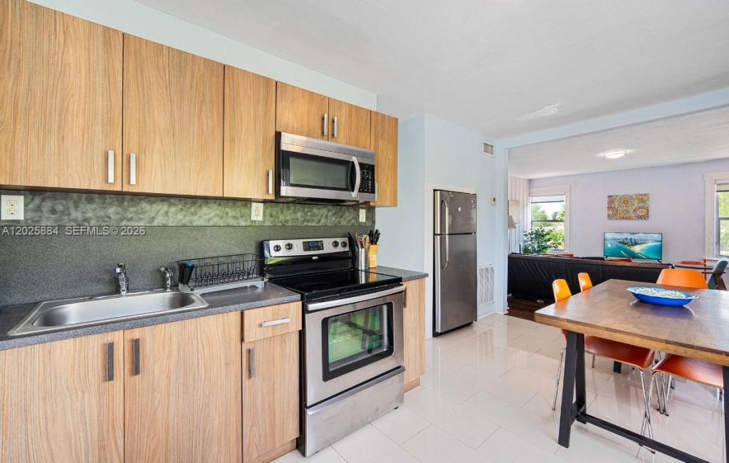 2255 SW 10th St , Unit B, Miami, FL 33135 Photo
