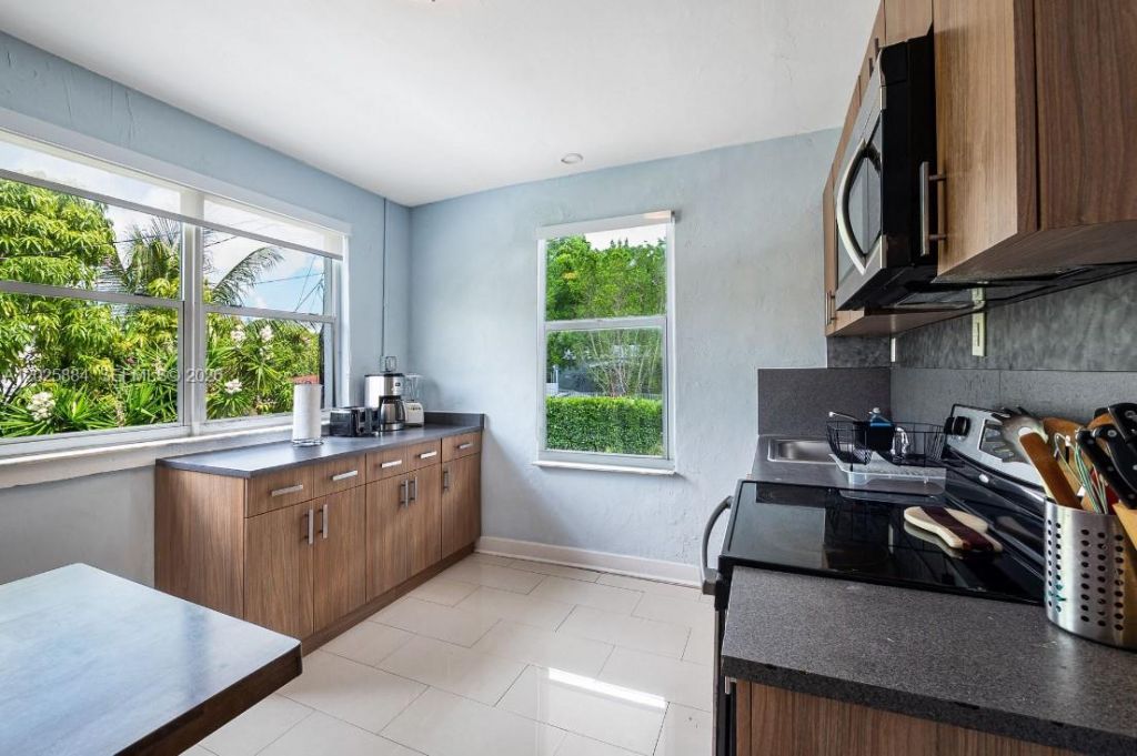 2255 SW 10th St , Unit B, Miami, FL 33135 Photo
