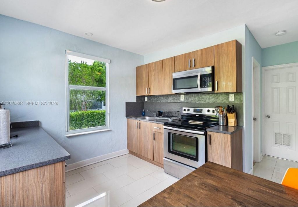 2255 SW 10th St , Unit B, Miami, FL 33135 Photo