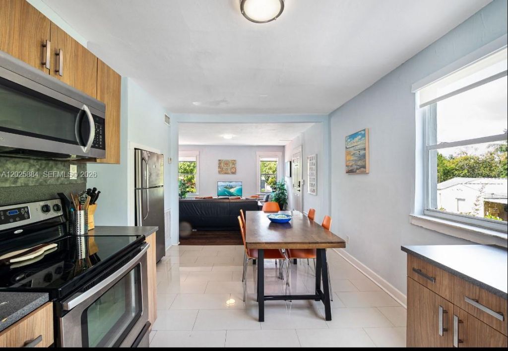 2255 SW 10th St , Unit B, Miami, FL 33135 Photo