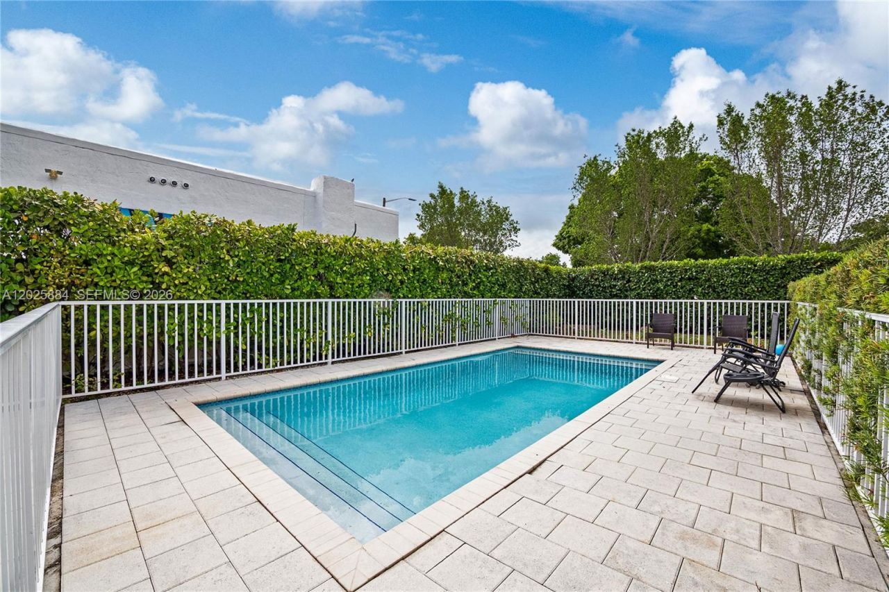 2255 SW 10th St , Unit B, Miami, FL 33135 Photo