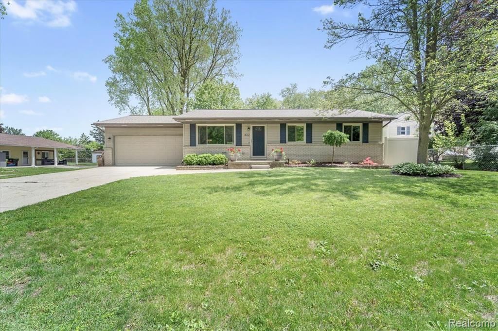 422 Robert Court, Auburn Hills, MI 48326 Main Photo