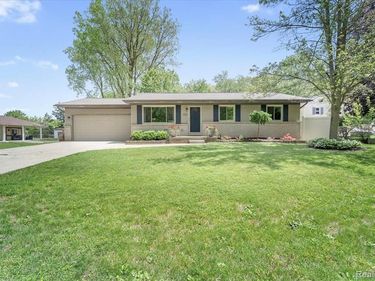 422 Robert Court, Auburn Hills, MI 48326