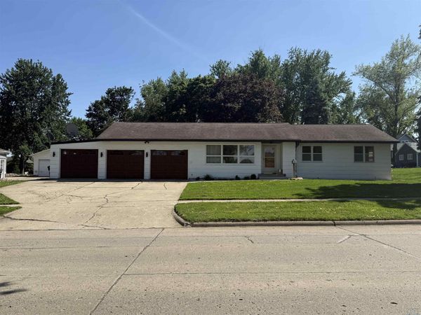 225 9th St SE, Sioux Center, IA 51250