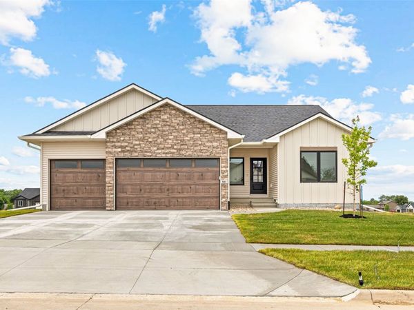 801 Crestview Drive , Solon, IA 52333