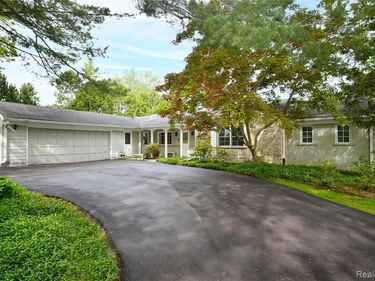 2026 W Bend Court, West Bloomfield Twp, MI 48302