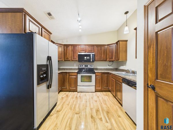2204 S Mary Beth Ave, Sioux Falls, SD 57106