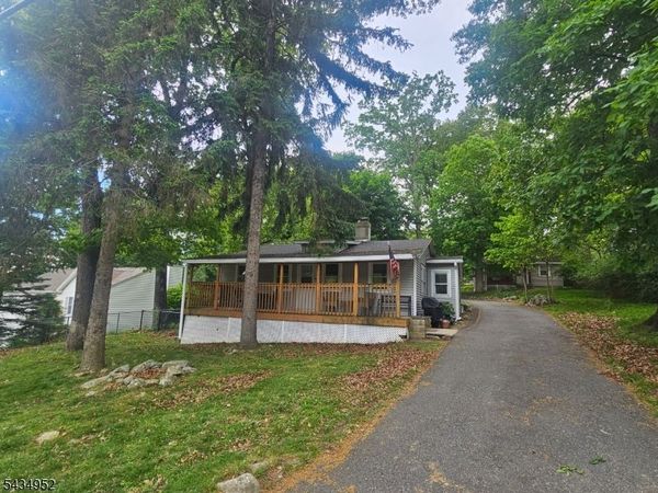 10 Shawnee Rd, Hopatcong, NJ 07843