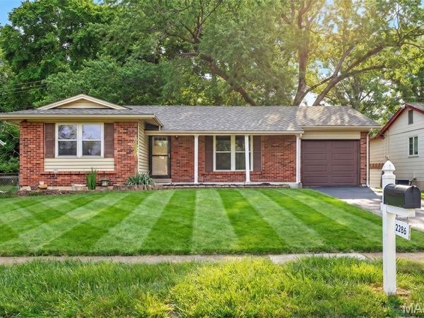 2286 Westglen Park Drive, Maryland Heights, MO 63043
