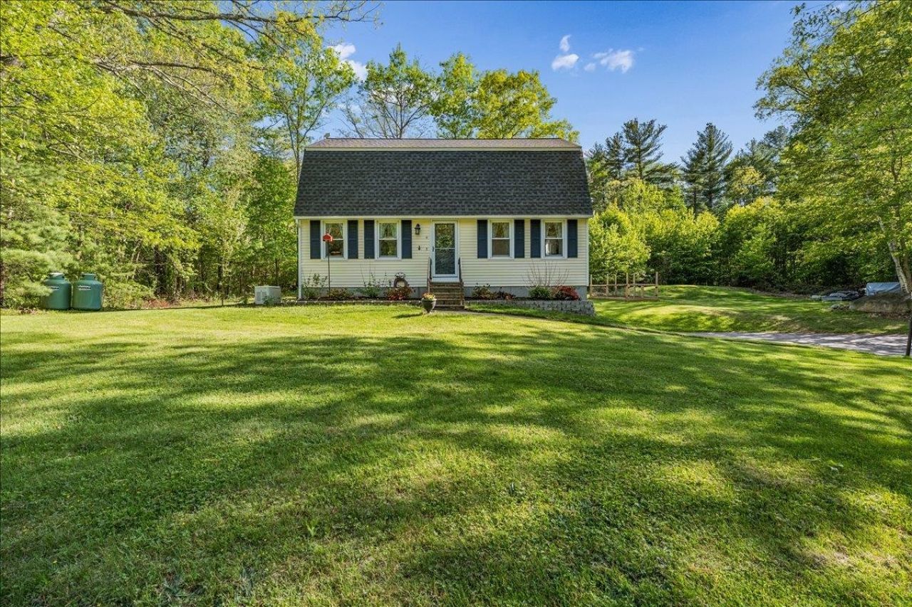 14 Maplewood Drive, Londonderry, NH 03053 Main Photo