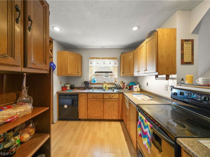 305 Oak Knoll Avenue , Newton Falls, OH 44444 Photo 3