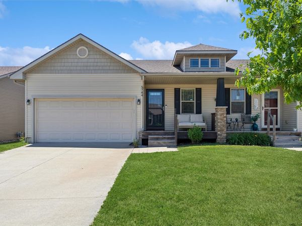 5784 NW 50th Street, Johnston, IA 50131