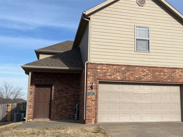 901 Oakwood Lane , Centerton, AR 72719