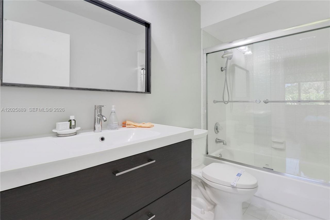 105 Club Dr , Unit 105, Palm Beach Gardens, FL 33418 Photo