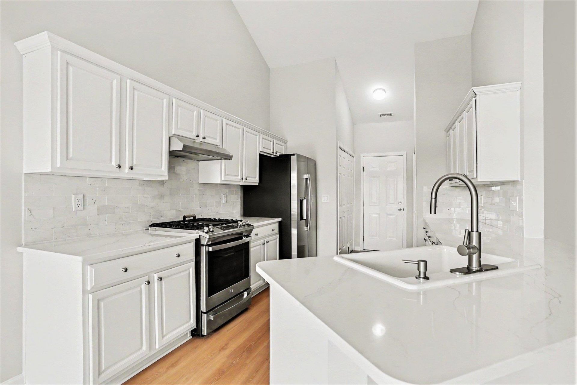 400 Carriage Lake Dr.  Photo 15