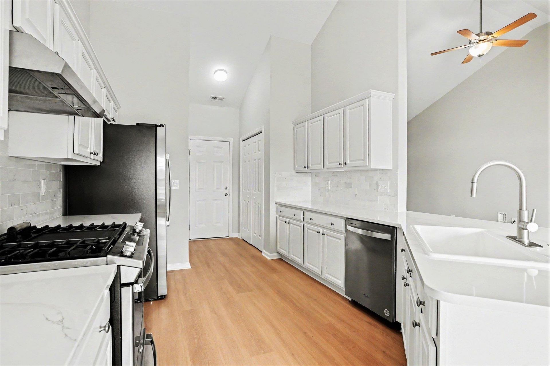 400 Carriage Lake Dr.  Photo 16