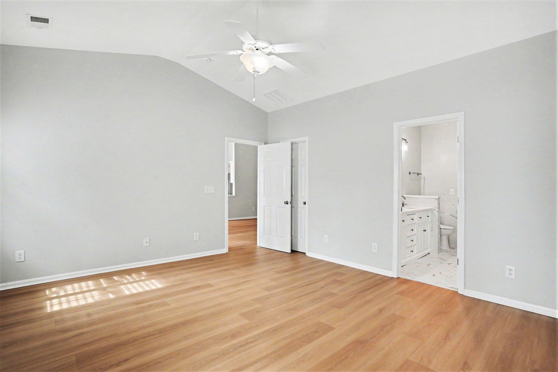 400 Carriage Lake Dr.  Photo 18