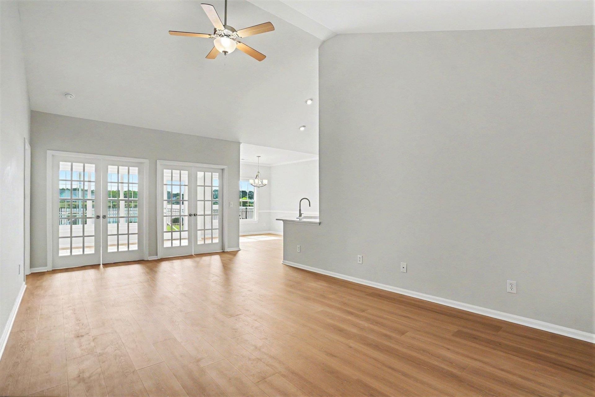 400 Carriage Lake Dr.  Photo 7