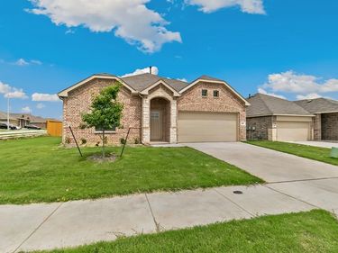 952 Dustwood Drive, Fort Worth, TX 76052