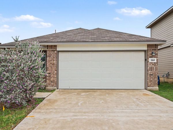144 HOGANS ALY, Floresville, TX 78114