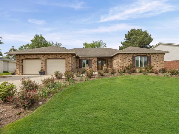 412 Stratford Lane , Willowbrook, IL 60527