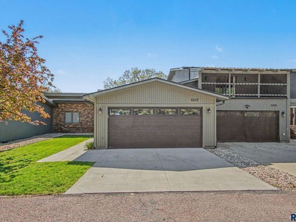 5207 E Valley Oaks Pl, Sioux Falls, SD 57110