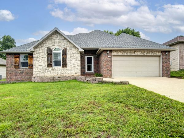 125 W Silver Oak Street , Nixa, MO 65714
