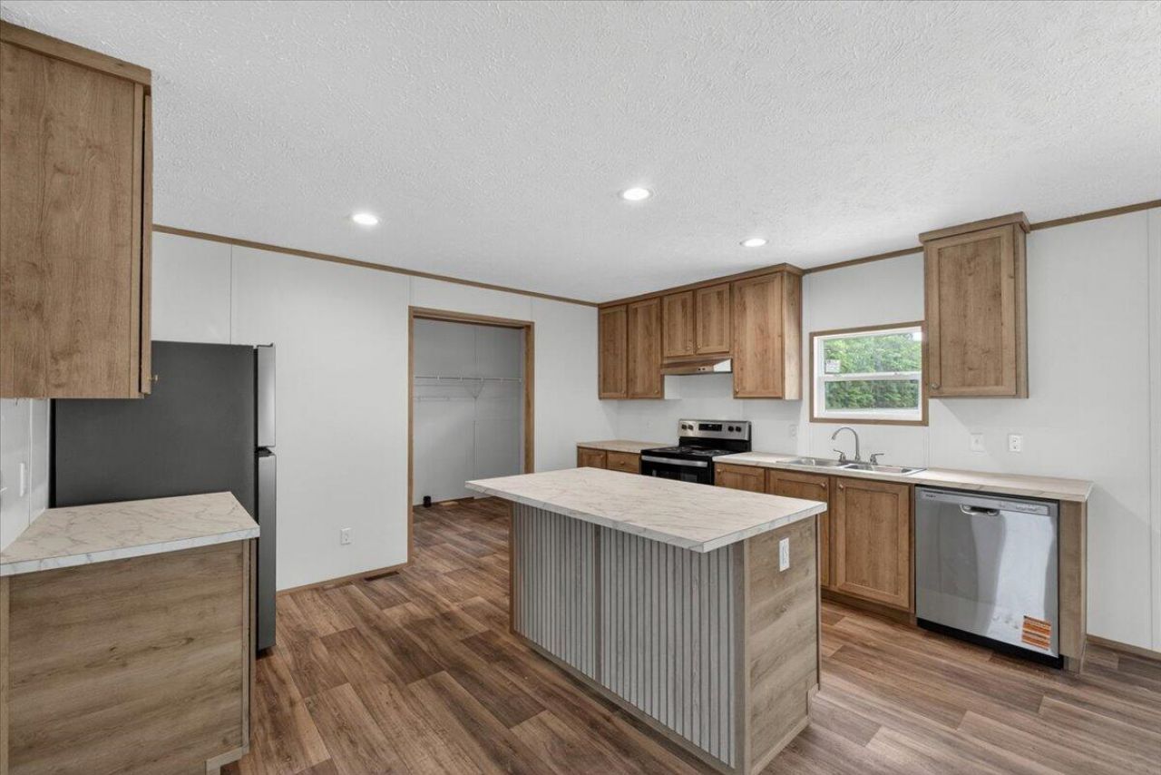 1185 Forty-one Road Photo 7