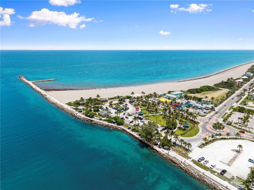 34 Harbour Isle Drive W, Unit 204, Fort Pierce, FL 34949 Photo
