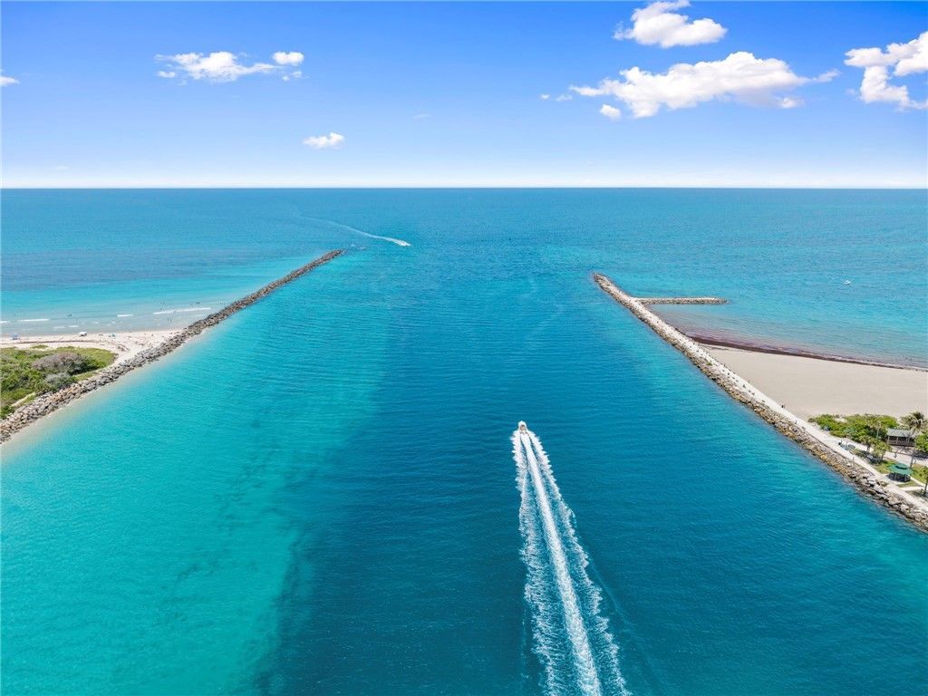 34 Harbour Isle Drive W, Unit 204, Fort Pierce, FL 34949 Photo