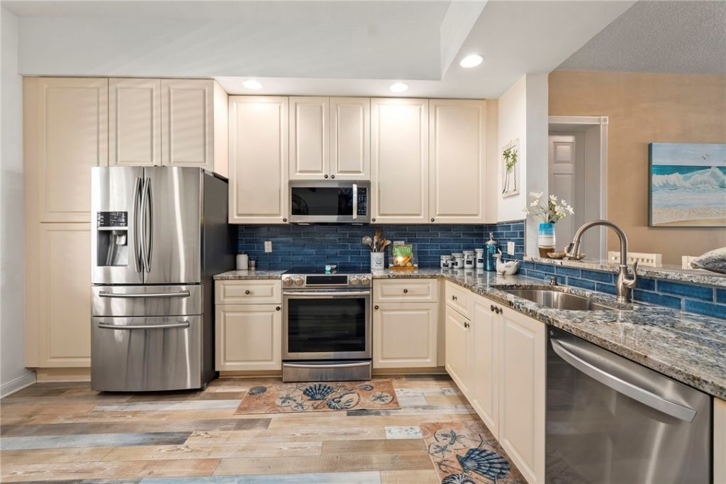 34 Harbour Isle Drive W, Unit 204, Fort Pierce, FL 34949 Photo