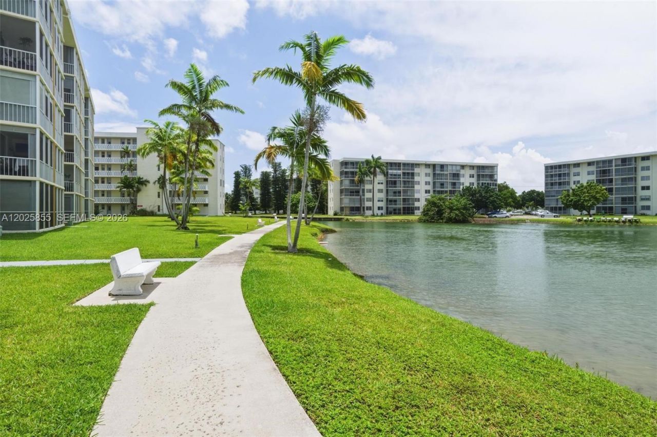 2855 Leonard Dr , Unit H106, Aventura, FL 33160 Photo