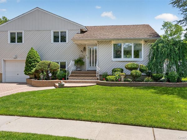 91 Myles Avenue , Levittown, NY 11756