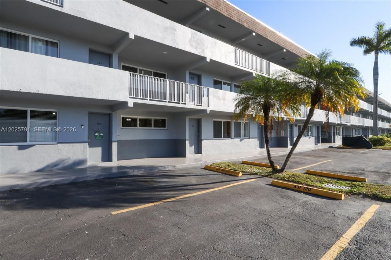 11195 SW 1st St , Unit 119, Sweetwater, FL 33174 Photo
