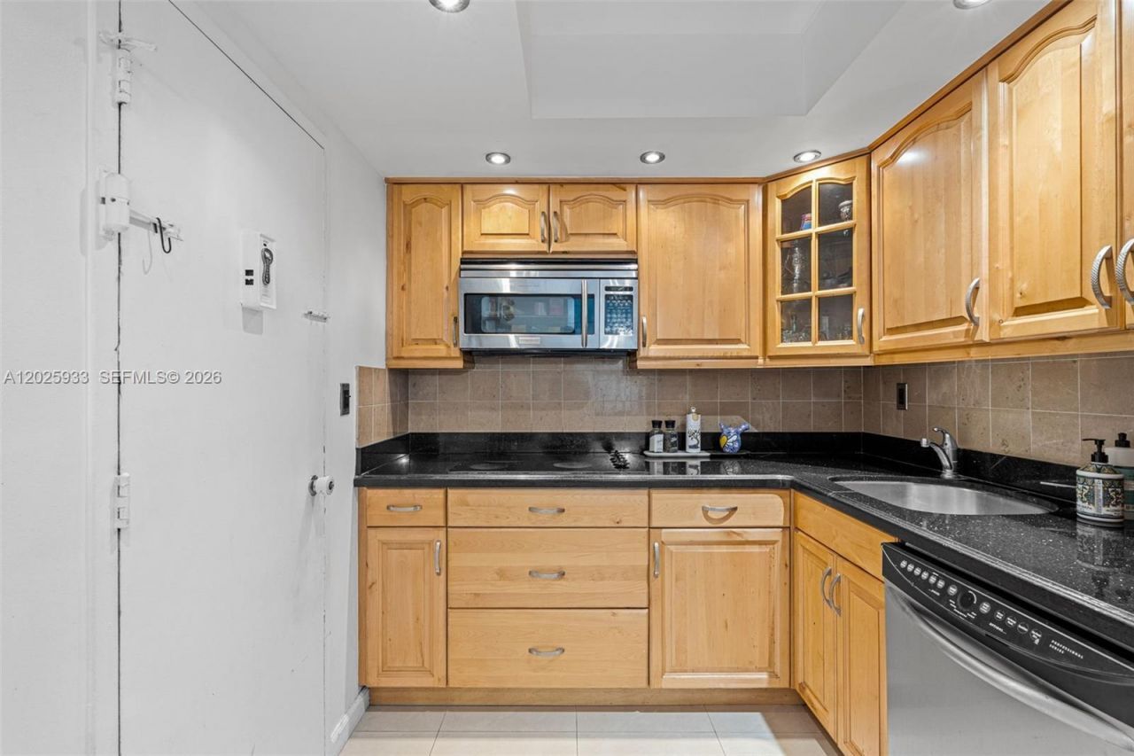 1865 79th St Cswy , Unit 15M, North Bay Village, FL 33141 Photo