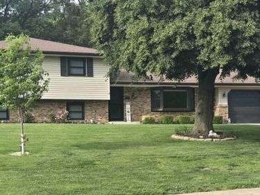 1813 OAKWOOD Drive, Pekin, IL 61554