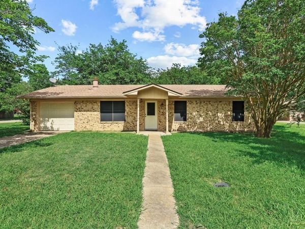 606 Hunter Street , Bonham, TX 75418