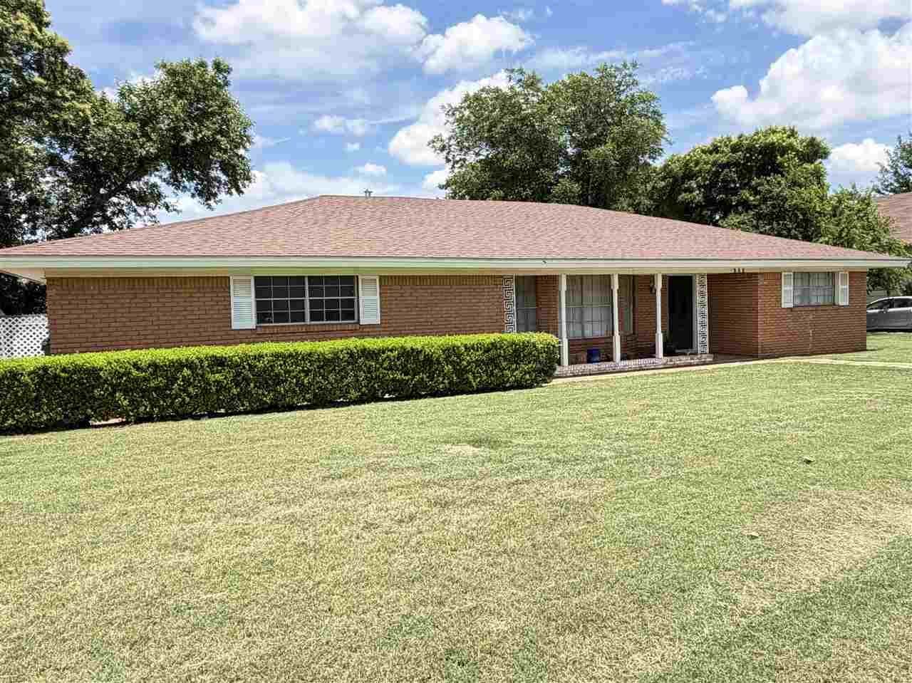 624 W 1st St, Grandfield, OK 73546 Main Photo