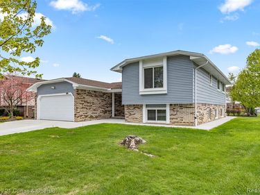45561 Edgewood Court, CANTON, MI 48187