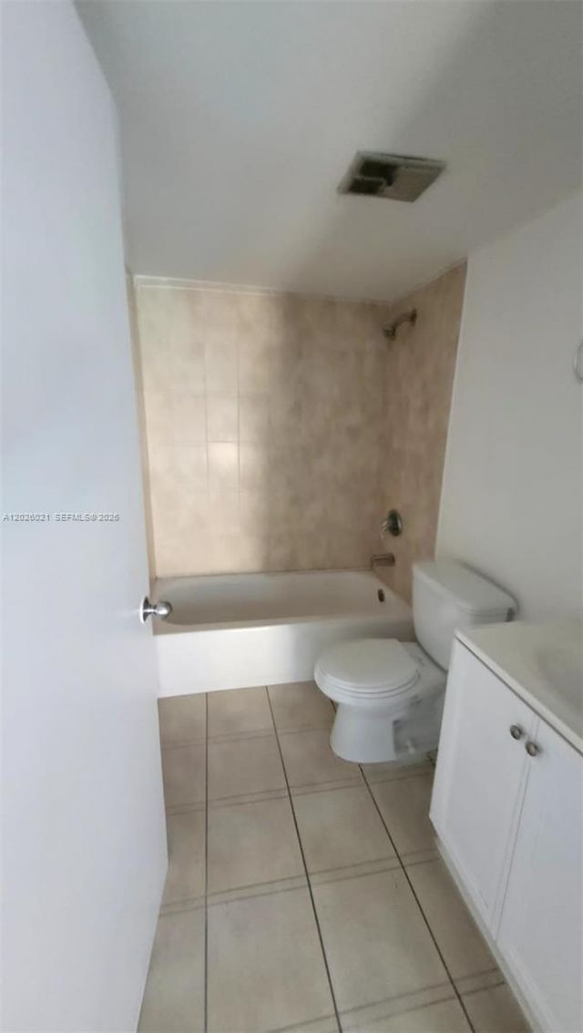 6995 NW 186th St , Unit E301, Hialeah, FL 33015 Photo