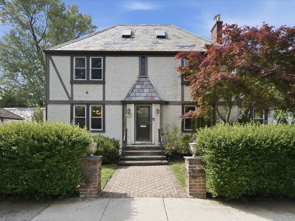 261-21 Pembroke Avenue , Great Neck, NY 11020