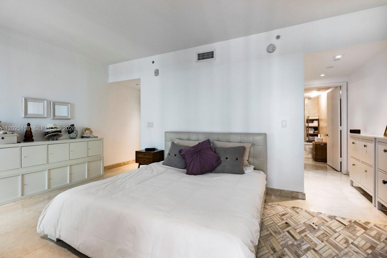 6000 Collins Ave, Unit 108, Miami Beach, FL 33140 Photo