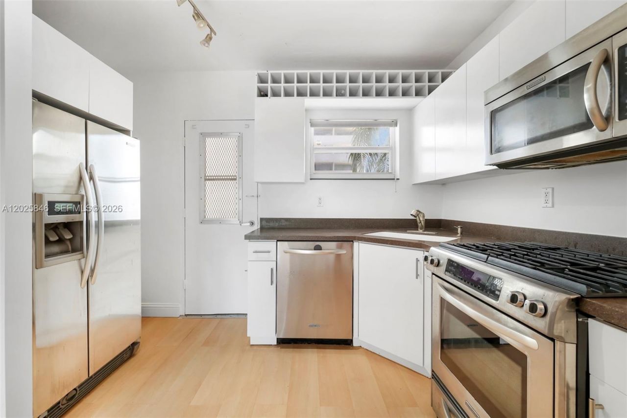 1300 Lincoln Rd , Unit B402, Miami Beach, FL 33139 Photo