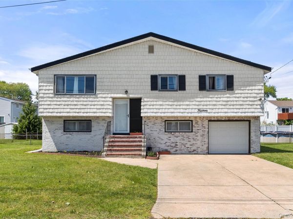 14 Plain Street , Lindenhurst, NY 11757