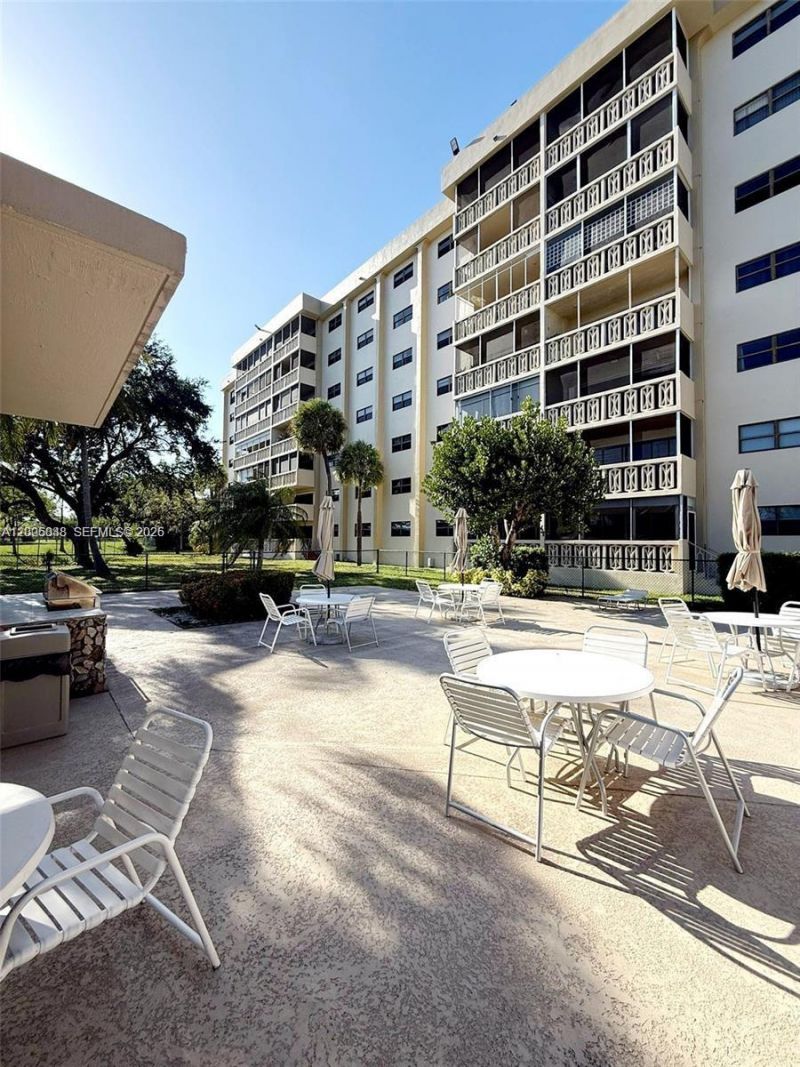 800 NE 195th St , Unit 720, Miami, FL 33179 Photo